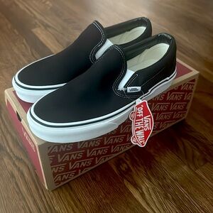 New with tags- Women’s 7.5 or Men’s 6 Vans Classic Slip on in Black.